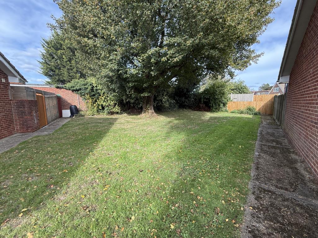 Lot: 4 - COMPOUND OF TWENTY GARAGES AND LAND IN NEED OF REFURBISHMENT TOGETHER WITH AN AREA OF AMENITY LAND - Amenity Land